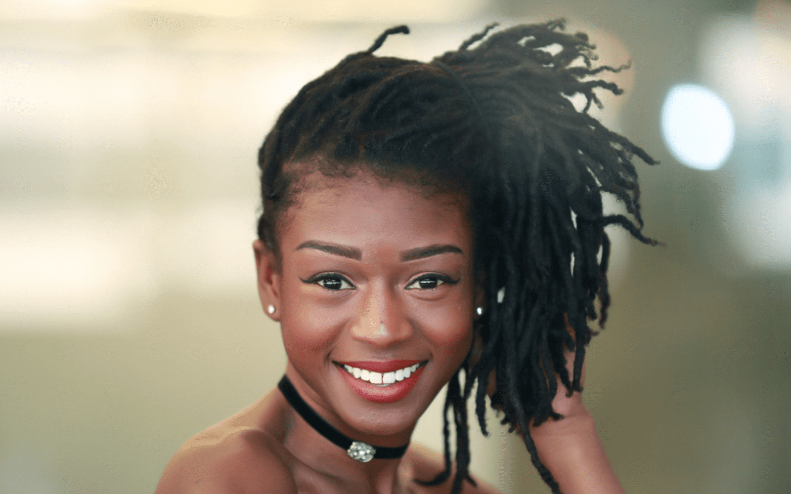 Femme noire avec de magnifiques dreadlocks