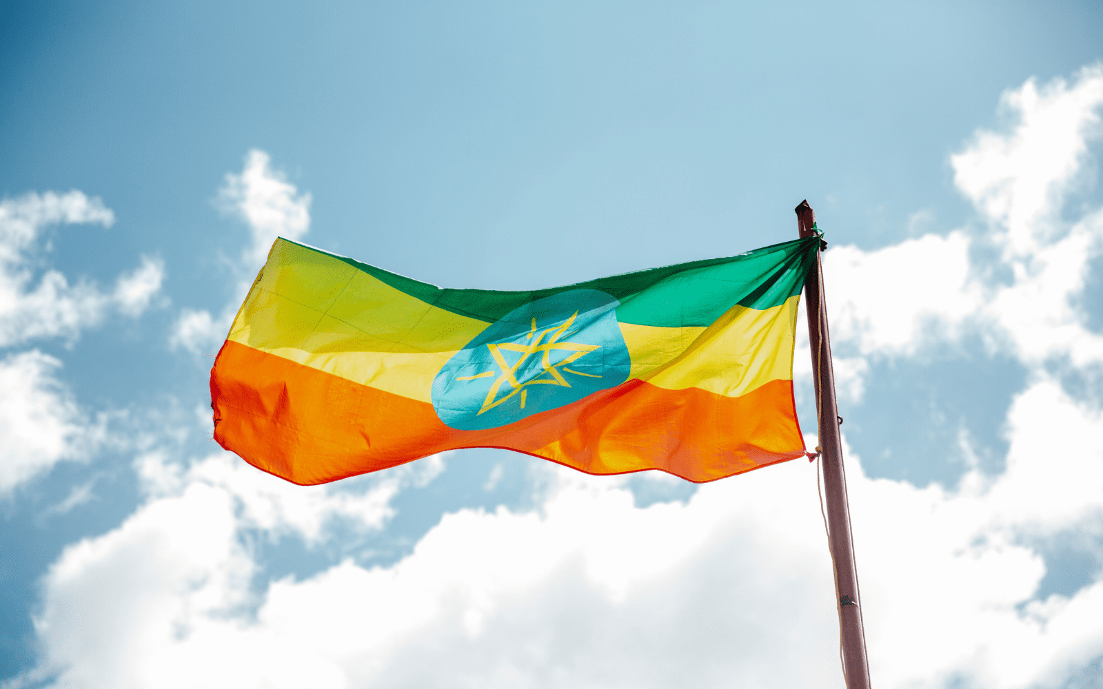 Drapeau de l'Ethiopie qui flotte dans les airs