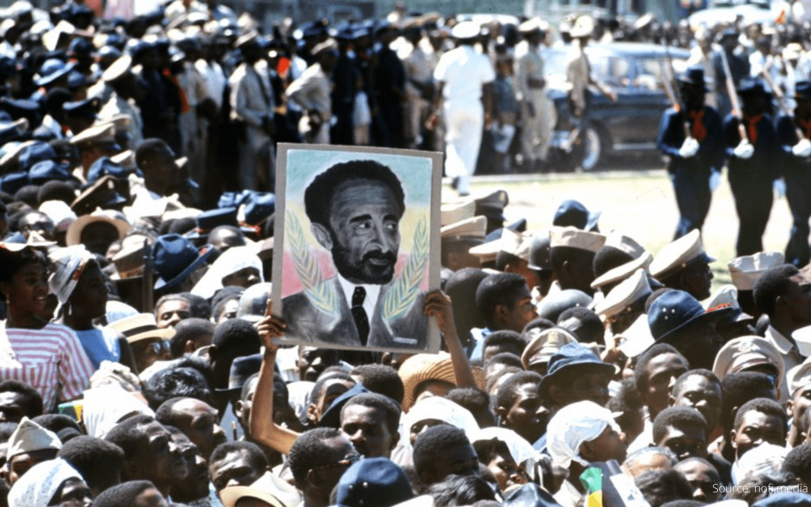 Personnes manifestant dans la rue lors de la mort de l'empereur d'Éthiopie haile selassie