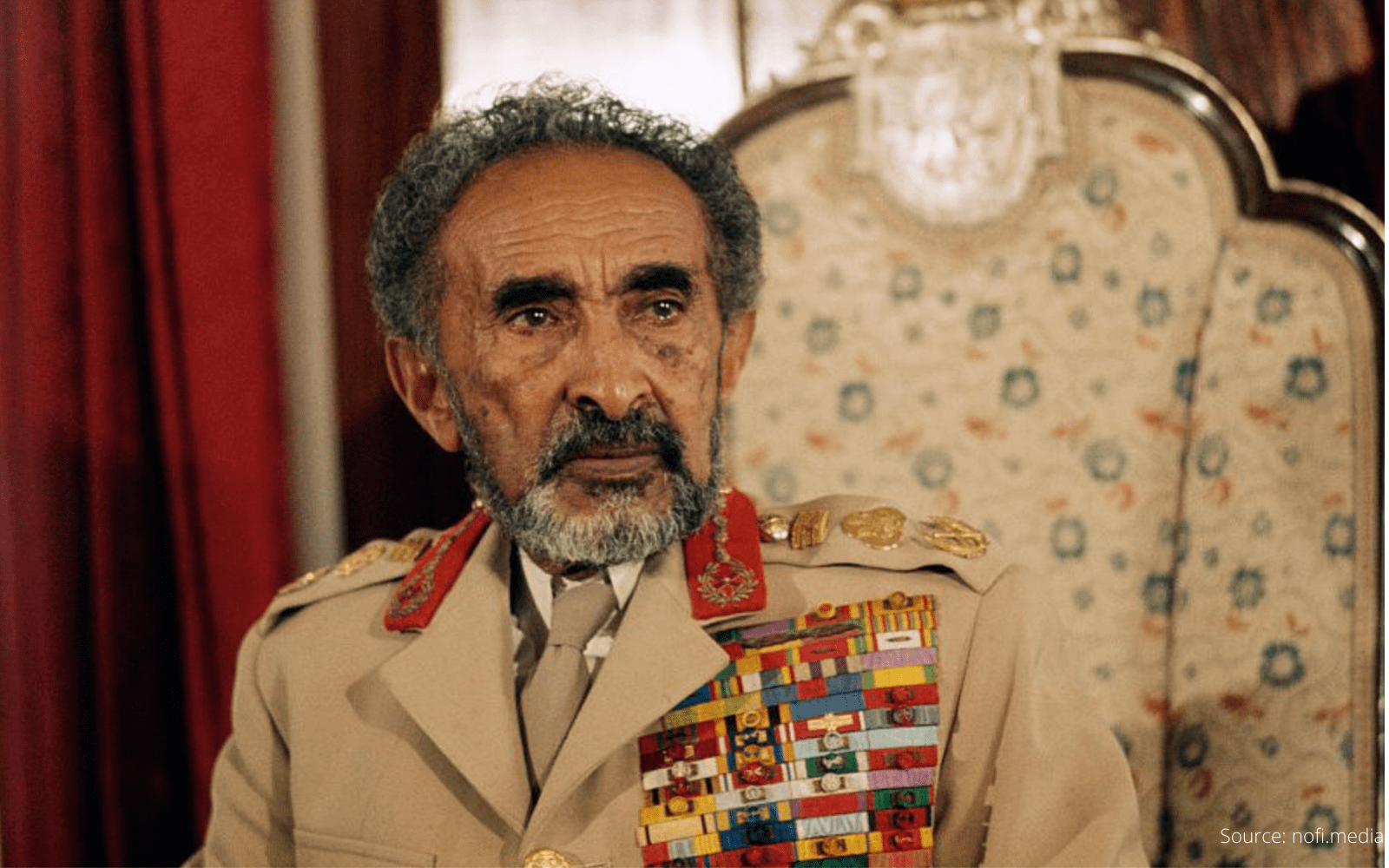 Photo de Haile Sellassie en tenu militaire, vieux et affaibli