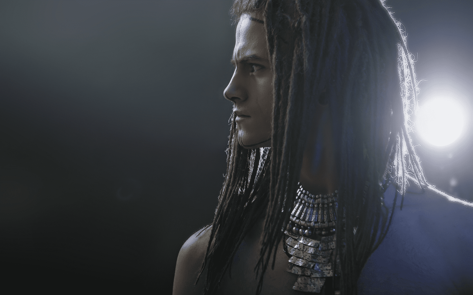 jeune egyptien portant des dreadlocks et des bijoux ancestraux