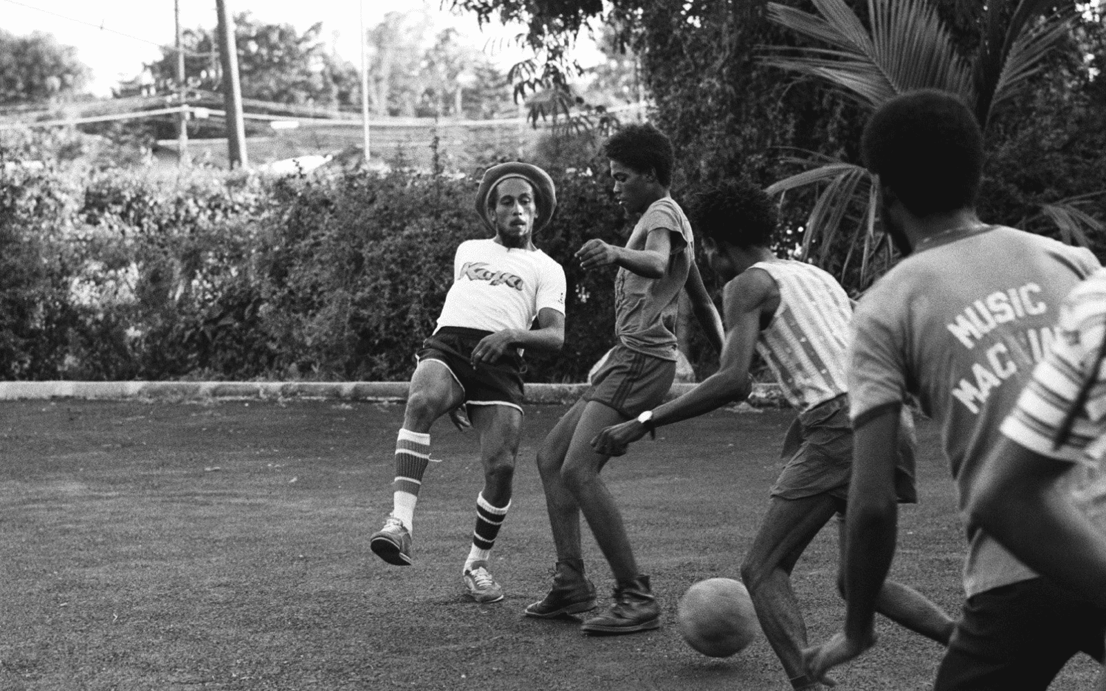 Bob Marley jouant au foot avec des amis