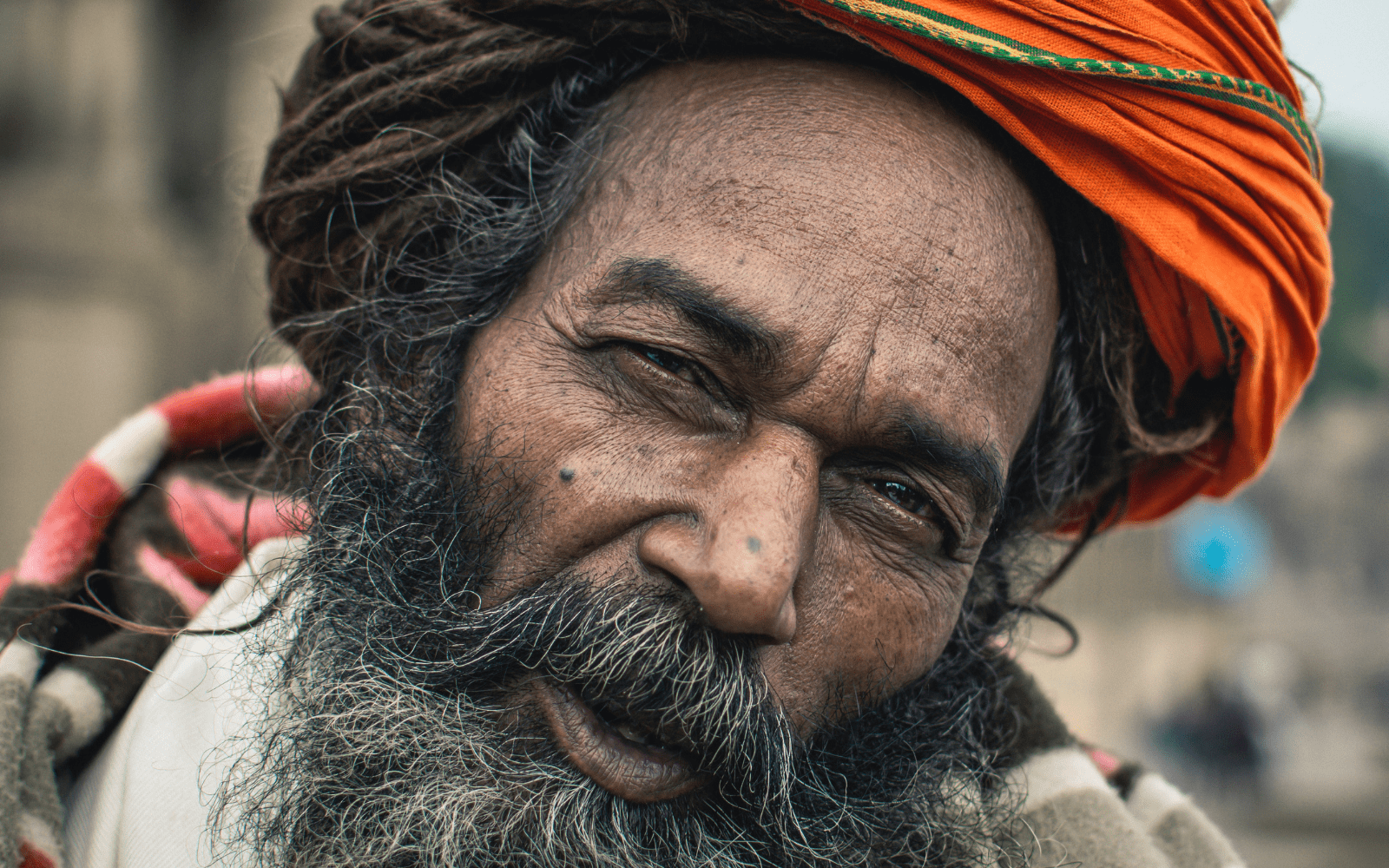 Hindou portant des dreadlocks en tenu de ceremonie