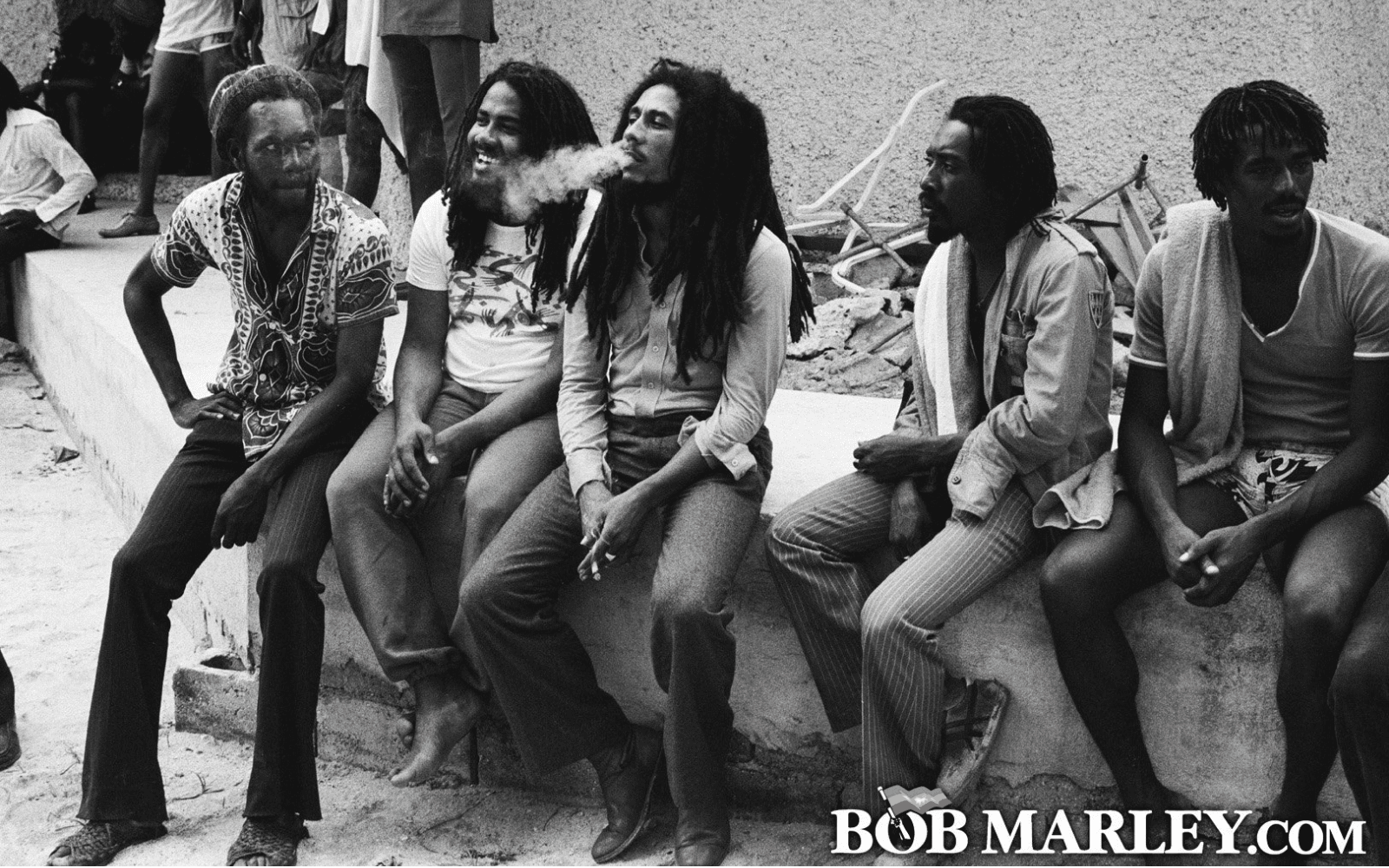 Bob Marley et ses potes fumant du canabis calmement