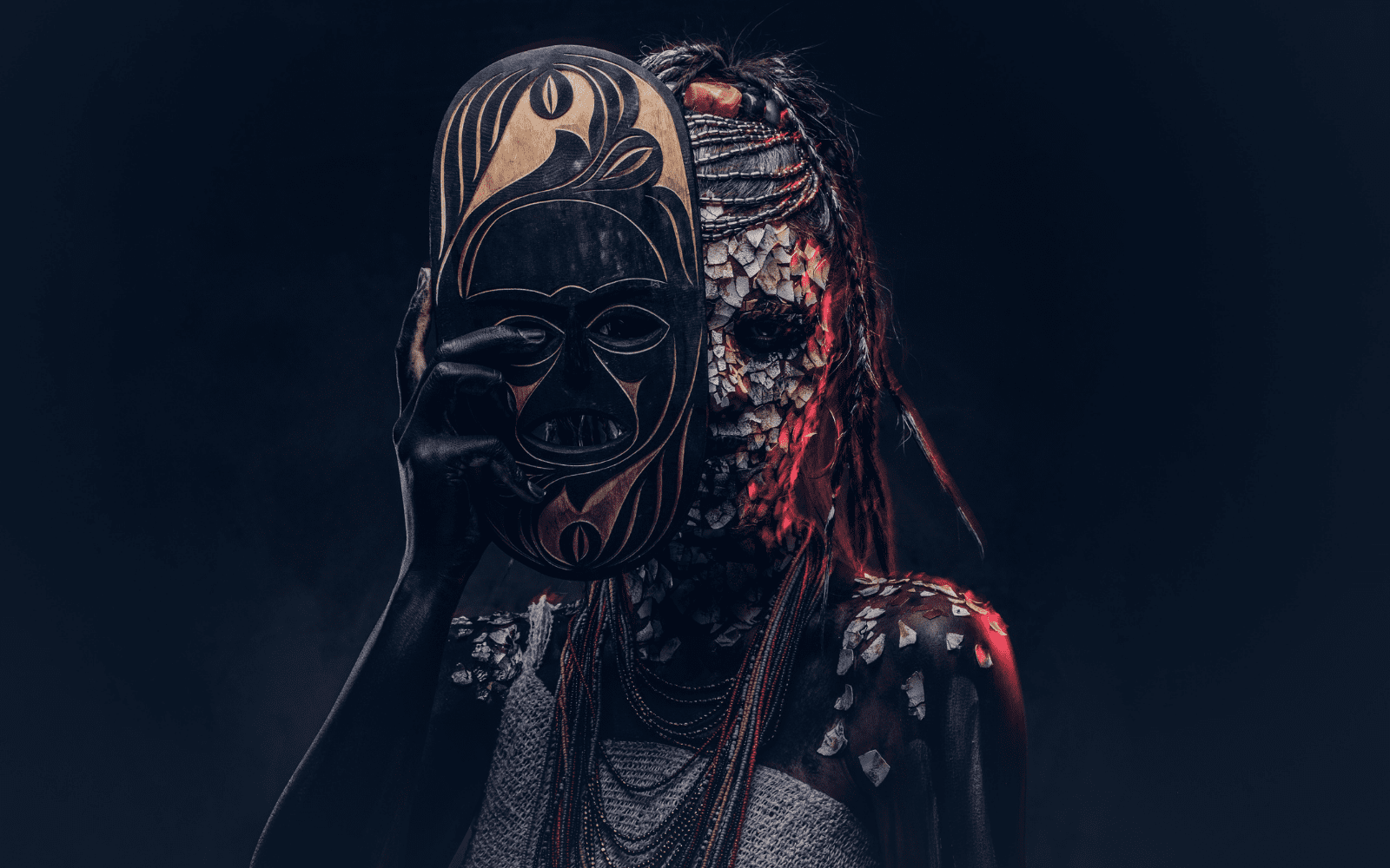 Portrait d'une sorcière d'une tribu africaine indigène, portant un costume traditionnel et des dreadlocks.