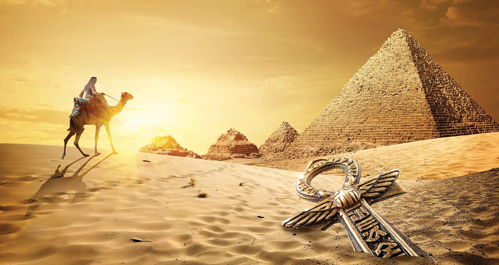 Croix-d'Ankh-camouflée-dans-le-sable-du-désert-egyptien-avec-2-pyramides-au-fond