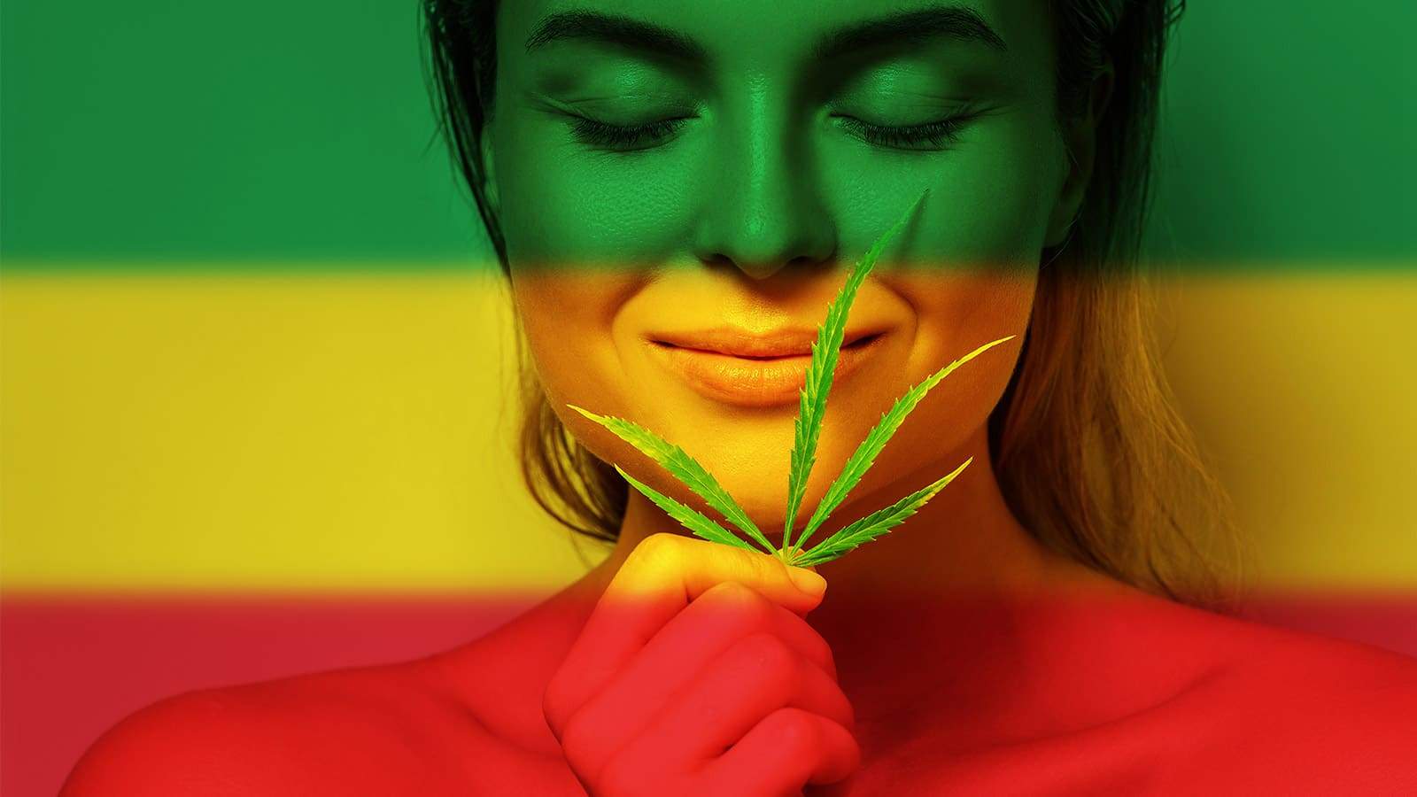 Femme-reniflant-une-feuille-de-cannabis-avec-fond-vert-jaune-rouge