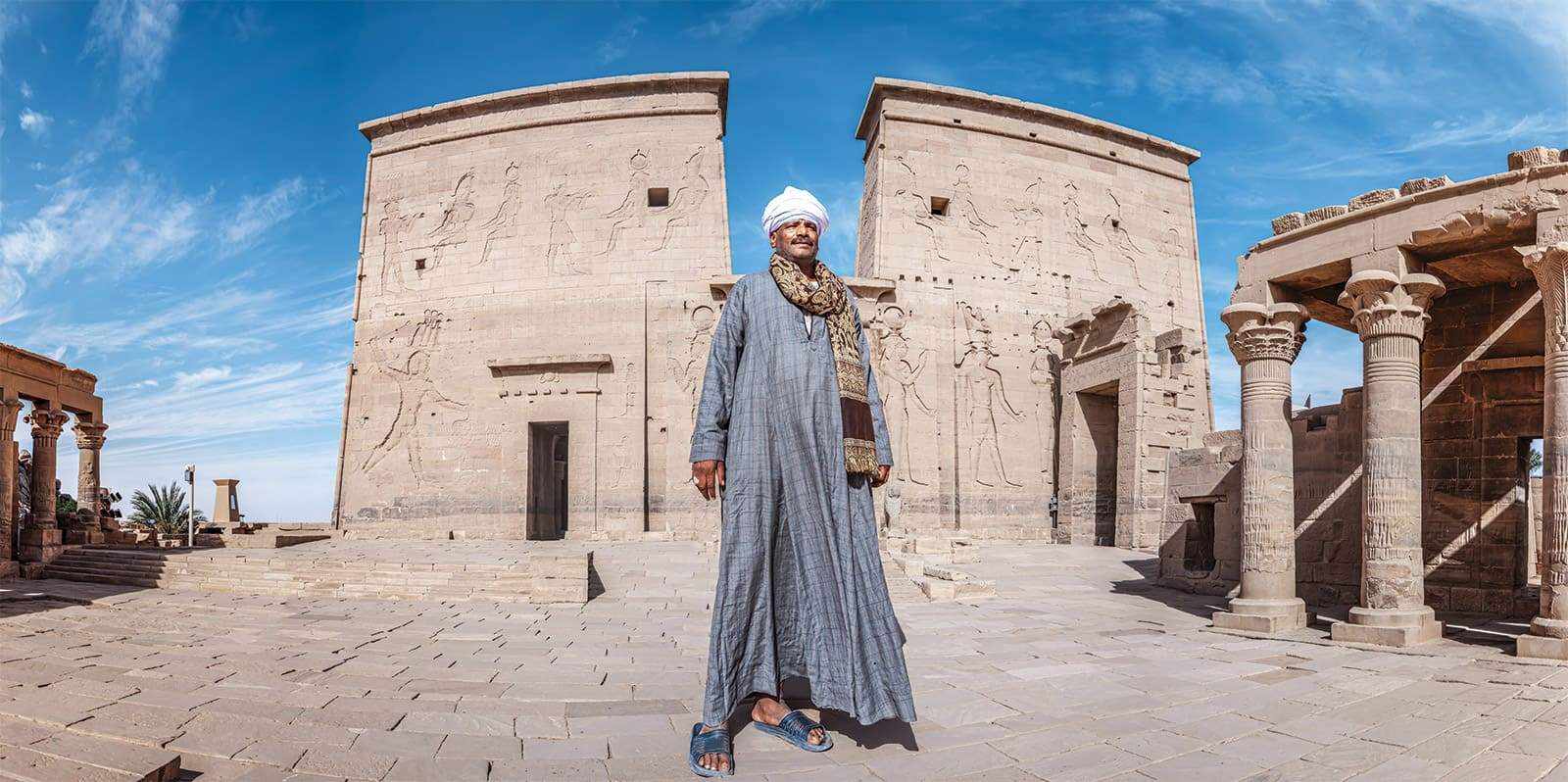 Homme-debout-devant-le-Temple-Philae-a-Aswan,-Egypte