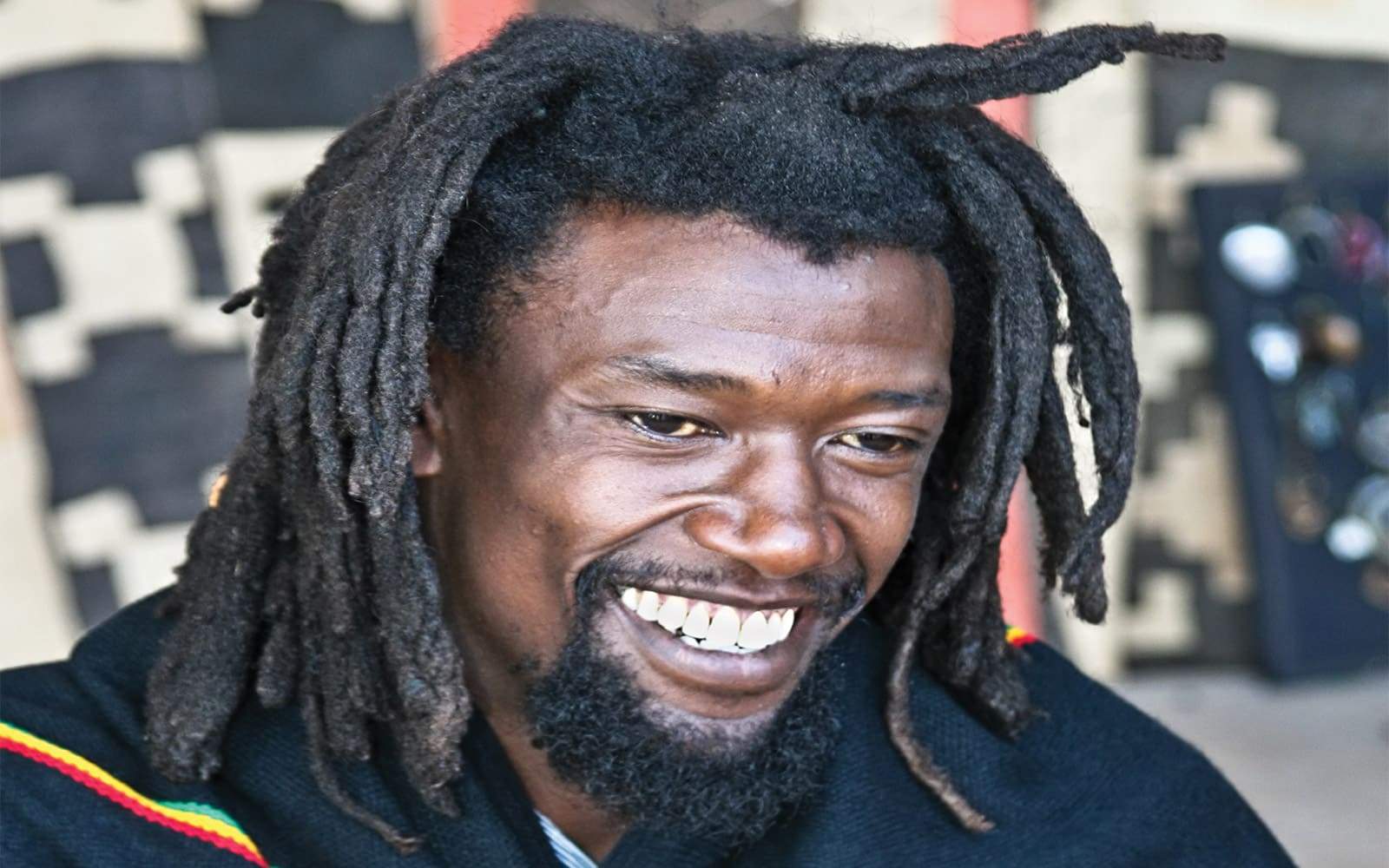 Homme rasta avec dreadlocks