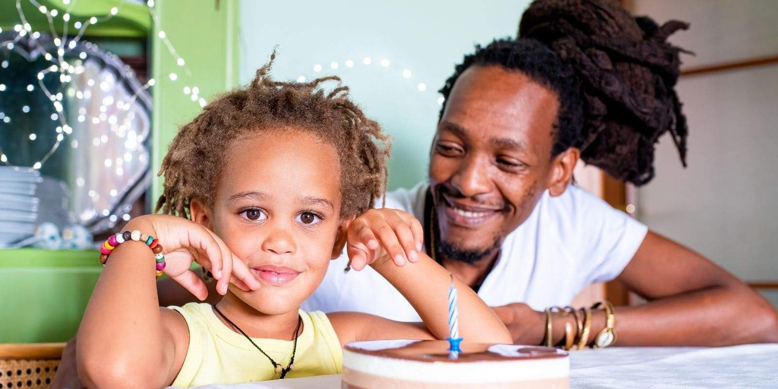 Homme avec dreadlocks celebrant anniversaire de son fils rasta
