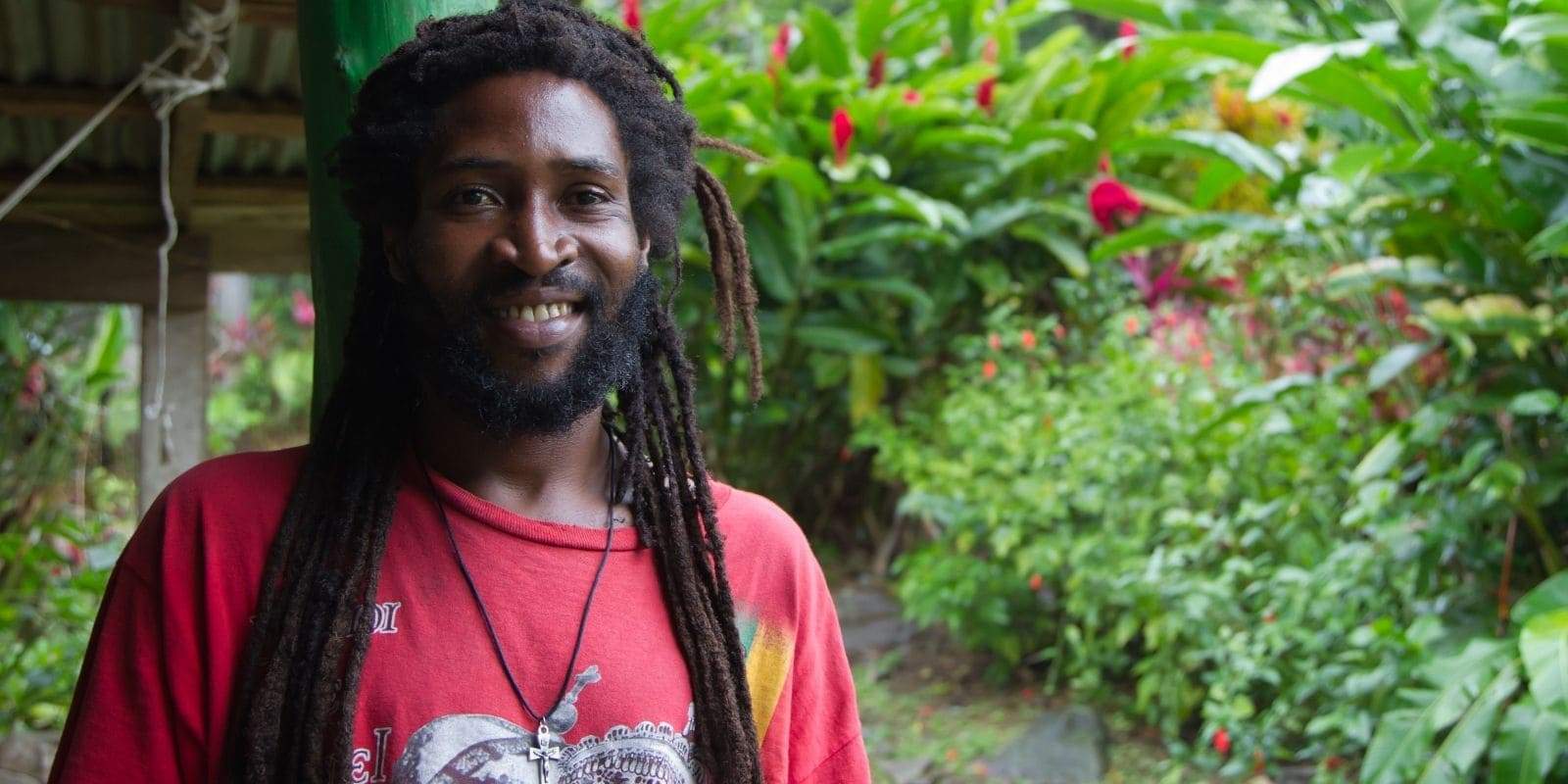 Homme rasta heureux avec collier croix d' ankh