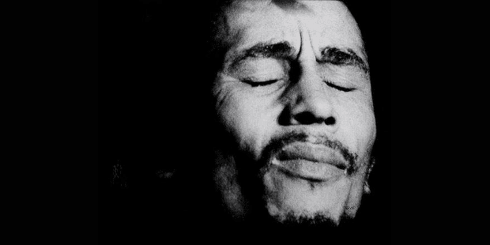 Visage de bob marley dans l'obscurité