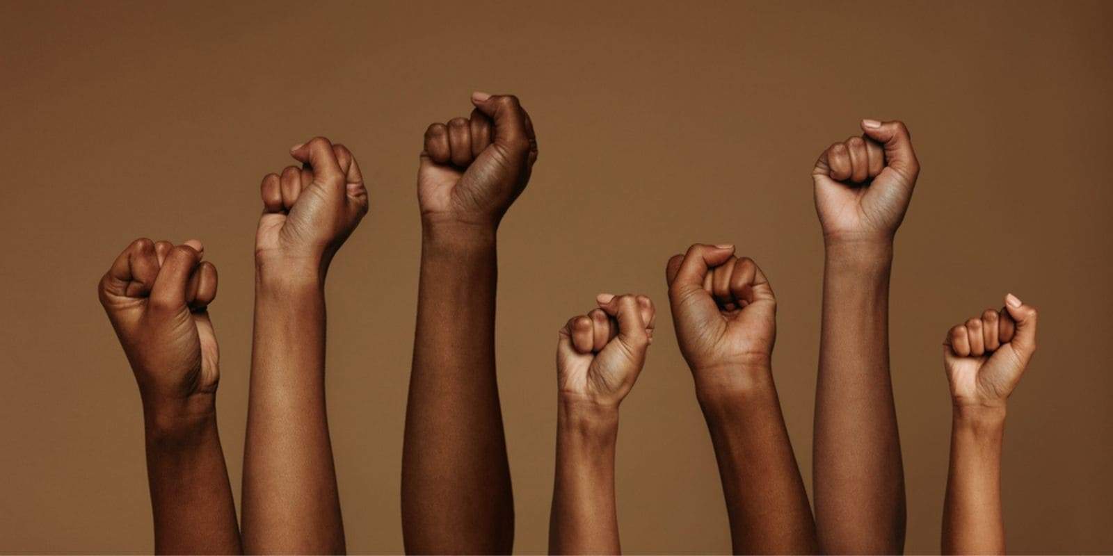 7 poings noirs levés en l'air