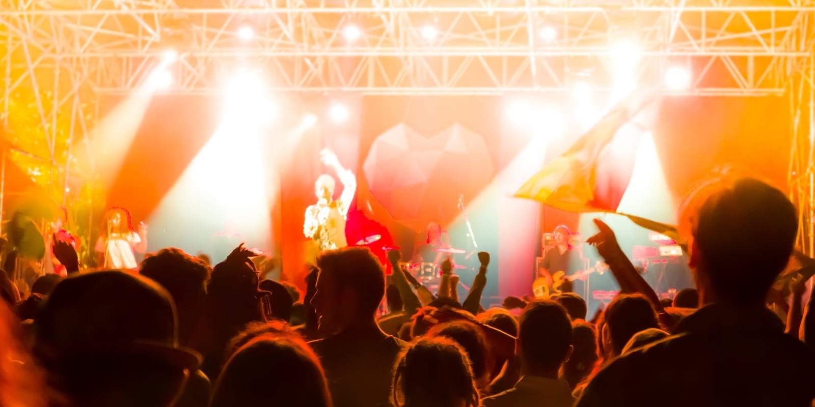 Concert de musique reggae roots avec les couleurs vertes jaunes rouges flottants dans les airs