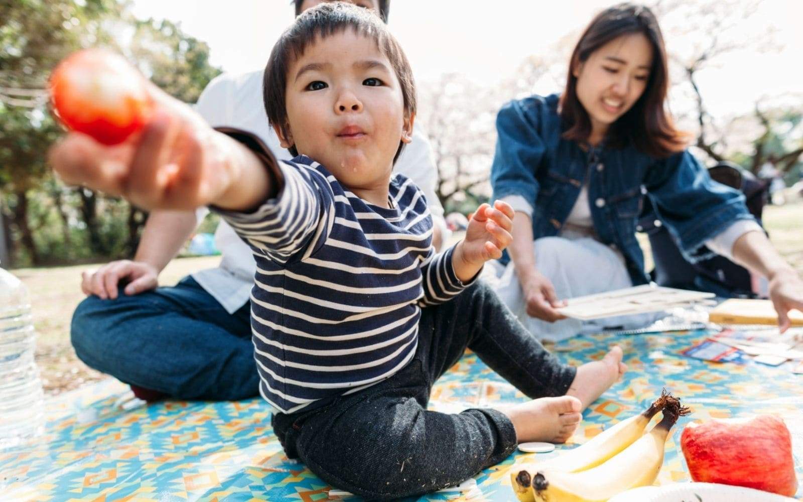 Enfant tendant des fruits