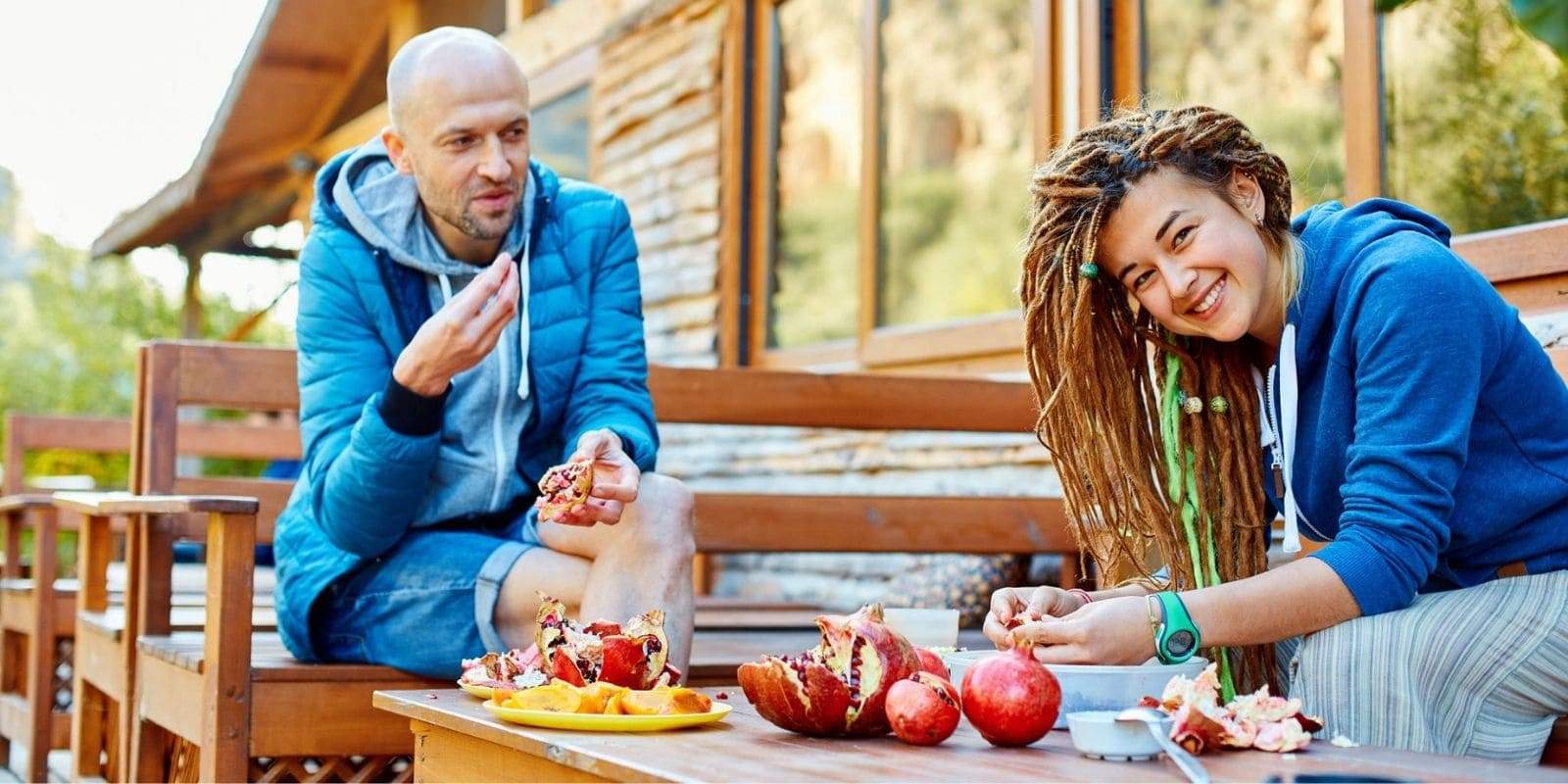 Couple fan de reggae mangeant des fruits sur leur terrasse
