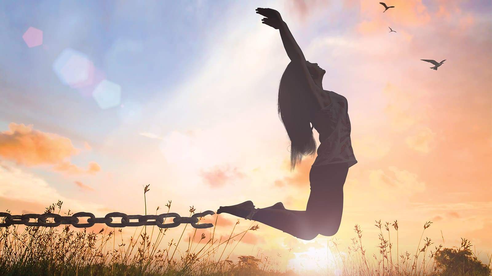 Une femme saute de joie avec les chaîne de l'esclavage détruites.